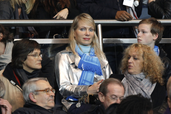 德甲战报：卡德打入唯一进球，十人奥格斯堡1-0汉堡（德甲战报：卡德制胜，十人奥格斯堡1-0力克汉堡）